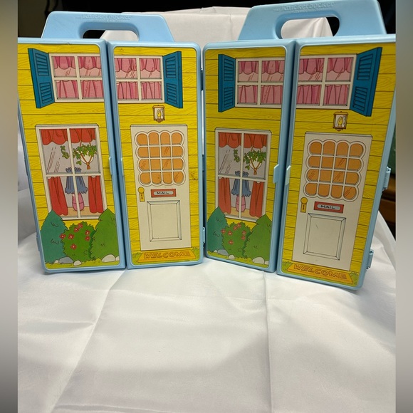 Knickerbocker 1982 Show N Go House Snoopy w/ Extra Outfits - Picture 2 of 5